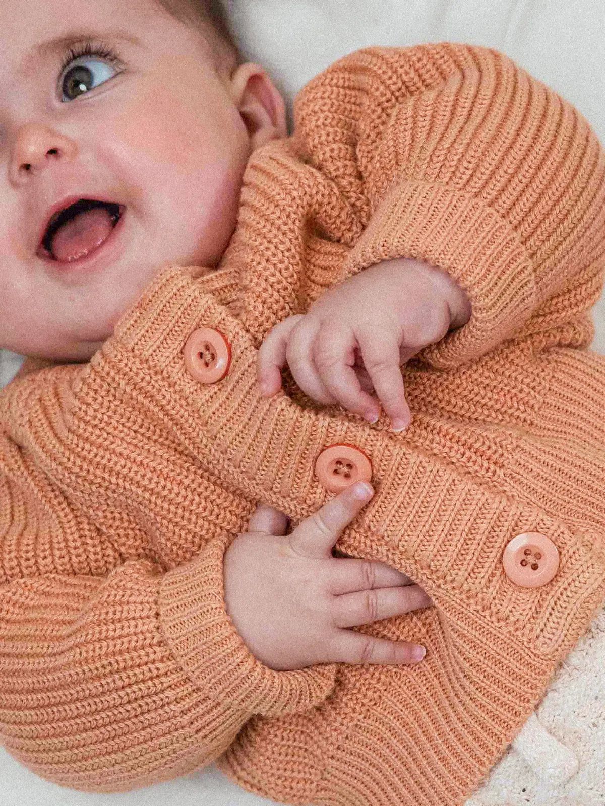 Le gilet bébé 100% coton bio pêche
